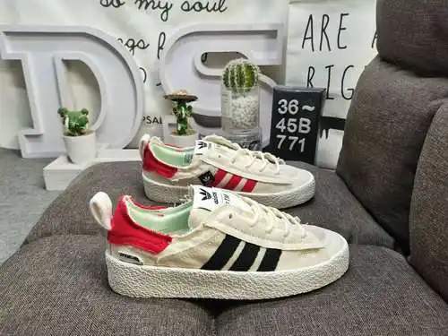 En la segunda serie de colaboración entre 771DAdidas Originals y la marca de moda Song for the Mute,