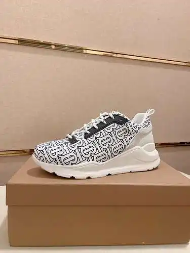 Zapatos de hombre Burberry Código: 0408B70 Talla: 38-44 (se puede personalizar a 45).