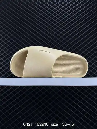 NIKE CALM SLIDE N.º de artículo: FD46 Pantuflas Talla: 36 37 38 39 4 4 42 43 44 4 Código: 629