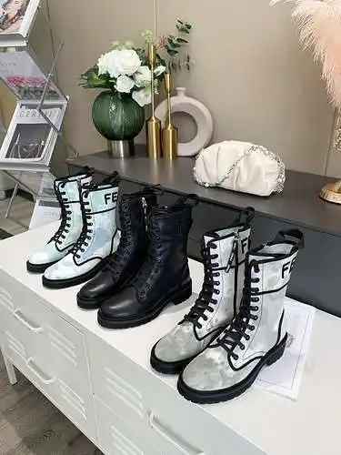 Botas Martin con tiras de tiro real FENDI Talla: 35-41 (41 personalizadas, no reembolsables y no int