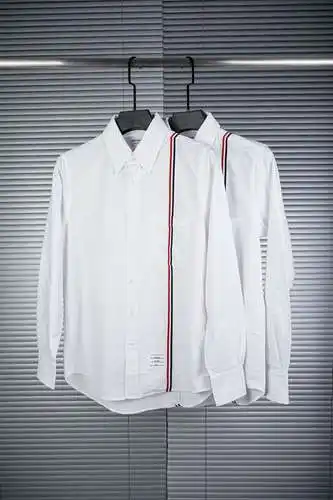 Camisa TB blanca a rayas.