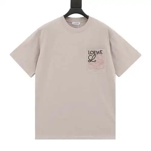 Camiseta LE Loewe de manga corta con logo en el bolsillo bordado tridimensional en contraste