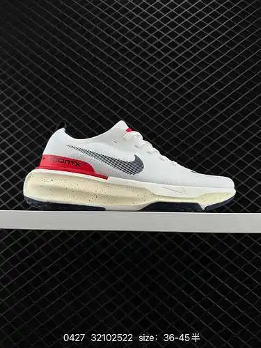 NK Zoom Inspirado en los corredores cotidianos, el diseño proporciona un soporte sólido y una tracci