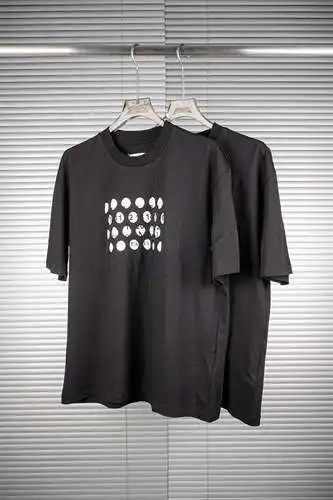 Margiela de primera calidad con mangas cortas rasgadas.