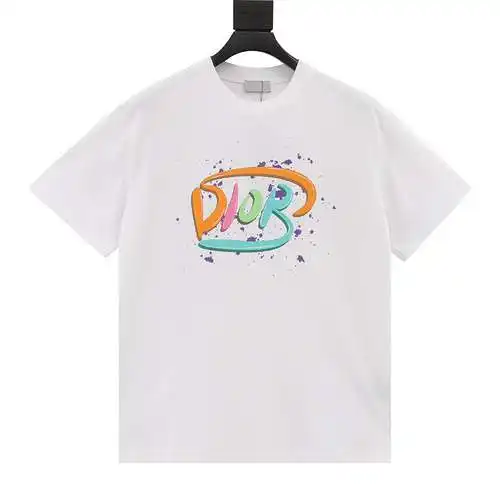 Camiseta de manga corta con logo estampado y fuente grande CD