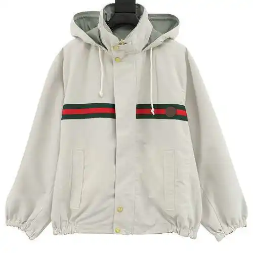 Chaqueta cortavientos con capucha y cinta roja y verde de G Home