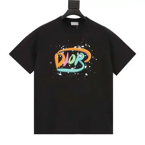Camiseta de manga corta con logo estampado y fuente grande CD