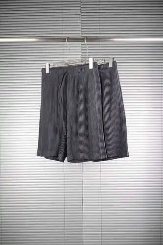 Pantalón corto Issey Miyake gris oscuro