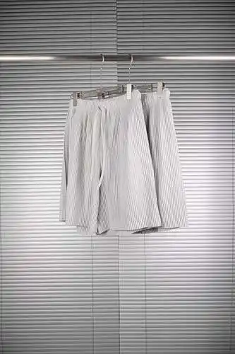 Pantalón corto Issey Miyake gris claro