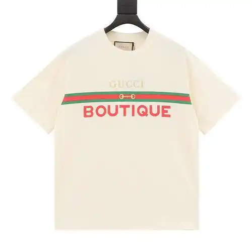 Camiseta de manga corta con estampado web rojo y verde con letras de G Home Boutique