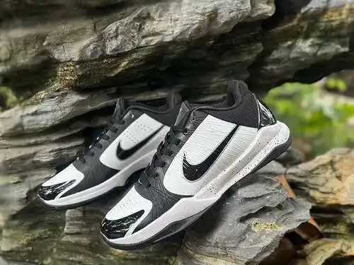 Kobe 5 Oreos en blanco y negro