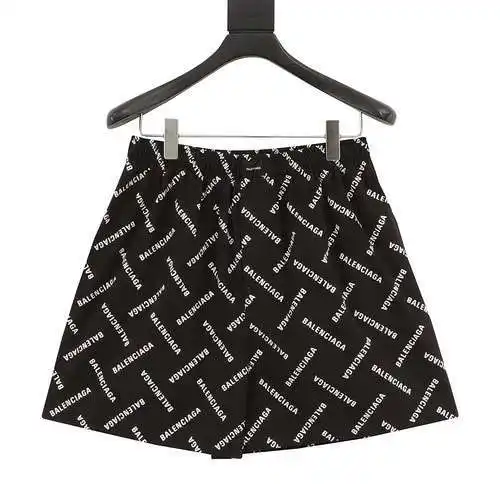 Pantalones cortos BLCG 24SS con letras diagonales impresas por todas partes