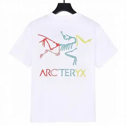 ARC Camiseta de manga corta con cuello redondo y logo de arcoíris estampado en la parte delantera y 