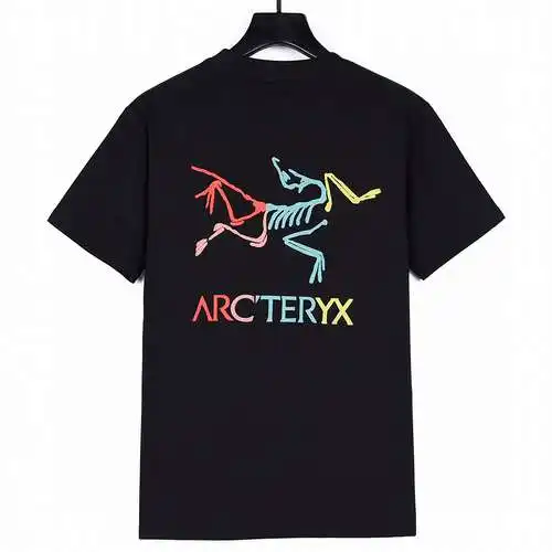 ARC Camiseta de manga corta con cuello redondo y logo de arcoíris estampado en la parte delantera y 