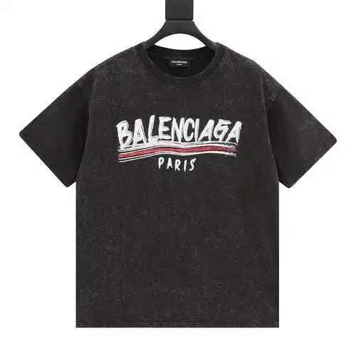 Camiseta de manga corta con letras graffiti desgastadas BLCG