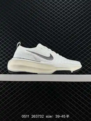 6 NK Zoom Inspirado en los corredores cotidianos, el diseño proporciona un soporte sólido y una trac
