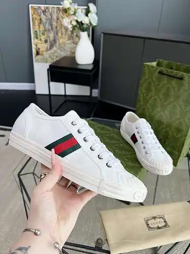 Zapatos GUCCI para hombre y mujer Código: 0514B80 Talla: 35-41 para mujer, 39-46 para hombre.