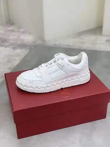 Zapatos Valentino para hombre y mujer Código: 0516C40 Talla: Talla mujer 35-41 Talla hombre 39-45.