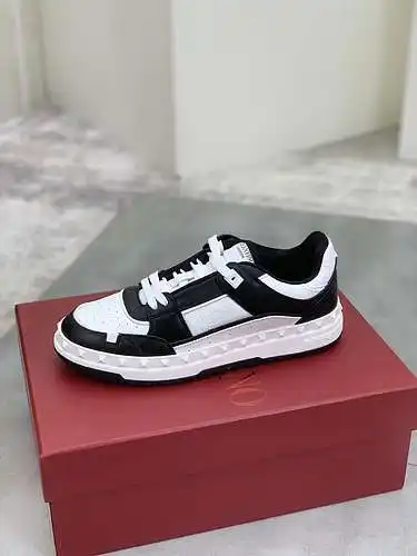 Zapatos Valentino para hombre y mujer Código: 0516C40 Talla: Talla mujer 35-41 Talla hombre 39-45.