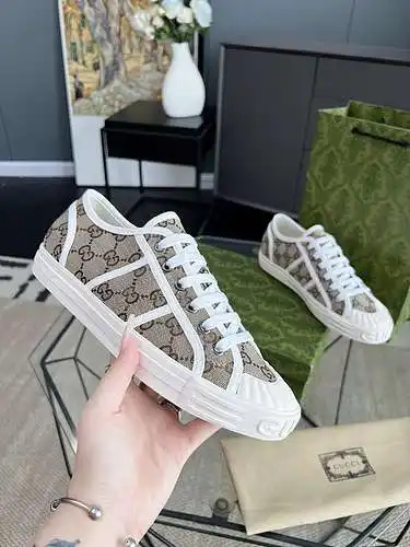 Zapatos GUCCI para hombre y mujer Código: 0514B80 Talla: 35-41 para mujer, 39-46 para hombre.
