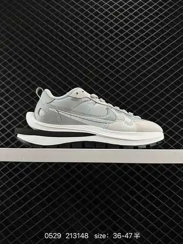 24 técnicas de deconstrucción de Nike Sacai Familiar, Swoosh superpuesto, lengüetas dobles, cordones