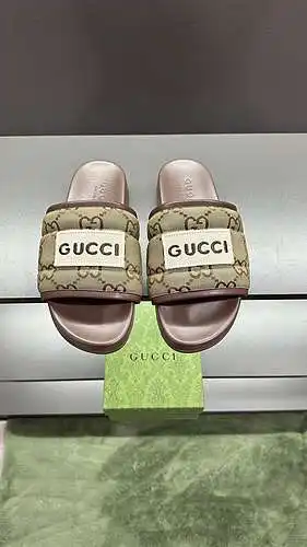 Código de los zapatos de los hombres y de las mujeres de GUCCI: Tamaño 0521B00: Tamaño de las mujere