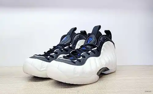 Nike Air Foamposite One negro y blanco azul