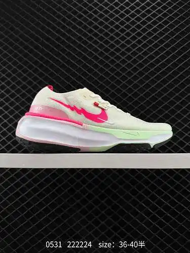 2 NIKE Zoom Diseño inspirado en los corredores cotidianos, que ofrece soporte sólido y tracción exce