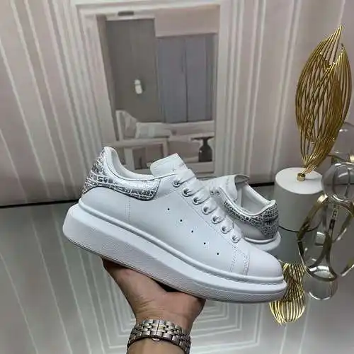 McQueen* Zapatos para hombre y mujer Código: 0526C40 Talla: Mujer 34-41. Hombres 38-46