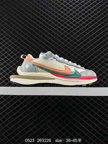 3 técnicas de deconstrucción de Nike Sacai Familiar, Swoosh superpuesto, lengüetas dobles, cordones 
