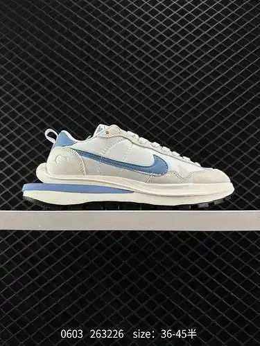 3 técnicas de deconstrucción de Nike Sacai Familiar, Swoosh superpuesto, lengüetas dobles, cordones 