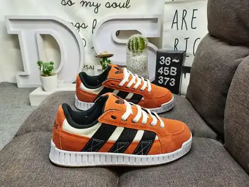El 373D Adidas ADI2000 El esquema de color atrevido presenta las Tres Rayas invertidas para una sens