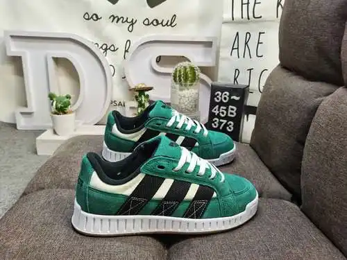 El 373D Adidas ADI2000 El esquema de color atrevido presenta las Tres Rayas invertidas para una sens