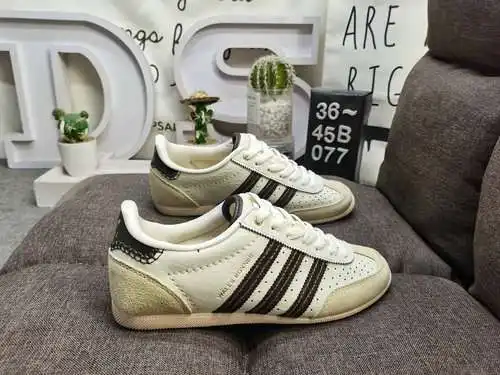 077D tiene que ver con lo retro y la vanguardia, en colaboración con la marca de diseño británica Wa