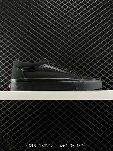 9. Vans Old Skool Negras. Nacidas en 1977, las Old Skool son las zapatillas icónicas de Vans. La car
