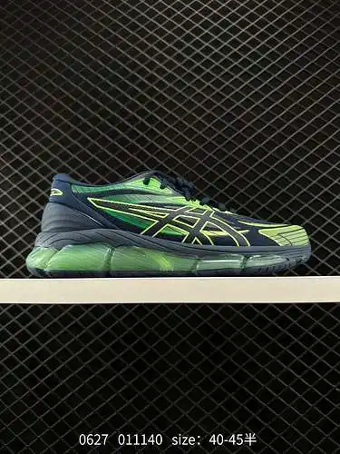 2 zapatillas deportivas y de ocio Asics GEL-Quantum 8 VIII bajas. La plataforma está dedicada a la c