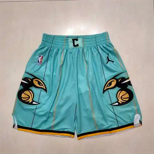 Pantalón corto Hornets verde y dorado.