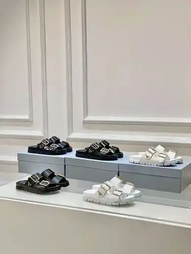 Prada Couple Model Code: 0703C20 Size: Female 35-40 (40 is customized and non-refundable) Male 39-45