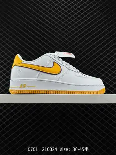 2 zapatillas deportivas informales, versátiles y de caña baja Nike Air Force '7 Air Force 1. El rend