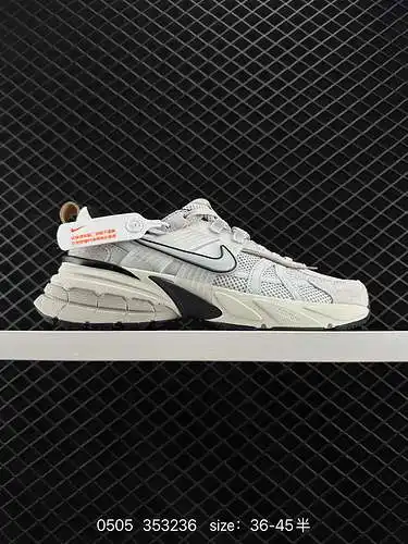 8 Zapatillas retro bajas NIKE V2K Runtekk antideslizantes y amortiguadoras. El material se compone d