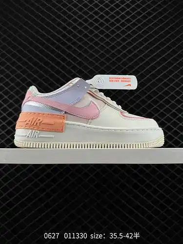 Las zapatillas ligeras y versátiles de tiro alto y caña baja de Nike Air Force Shadow "Spliced 