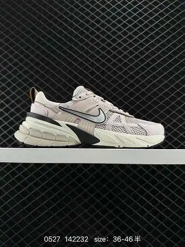 6 Zapatillas retro bajas NIKE V2K Runtekk, amortiguadoras y antideslizantes. El material se compone 
