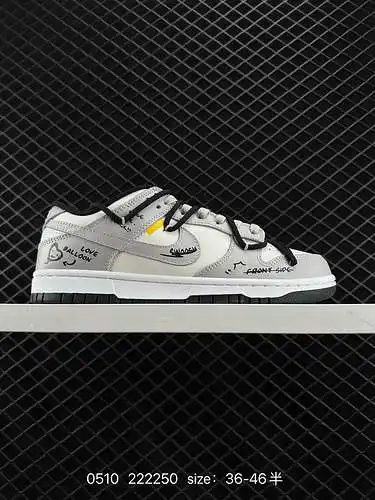 2 Nike SB Dunk Low deconstruye la atmósfera retro. Blanco roto y negro. Productos puramente original
