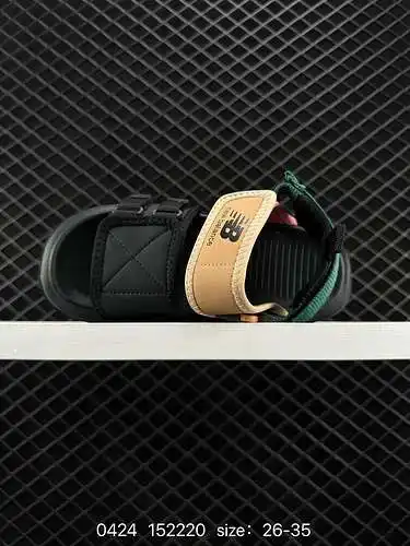 Las sandalias New Balance/New Balance están diseñadas con tiras elásticas y transpirables, entresuel