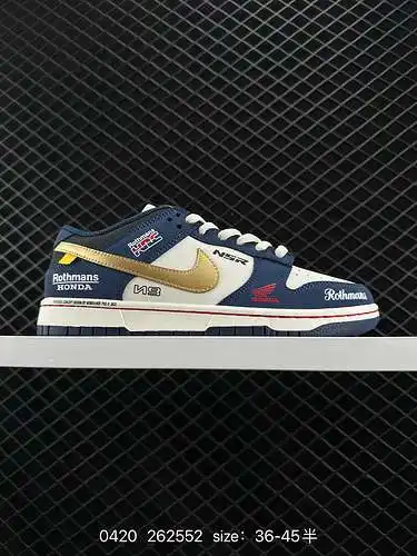 26 Nike Dunk Low de nivel corporativo retro en blanco y azul. Este diseño está inspirado en la perso