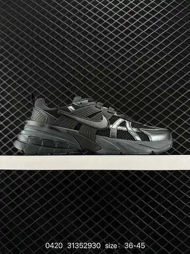 Nike V2K Run es una zapatilla retro para correr para papá de un solo producto. El zapato se llama Ru