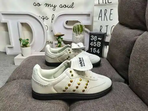 154D te lleva de regreso al clásico más original y eterno, / Clover Adidas WB Studded Samba OG Samba
