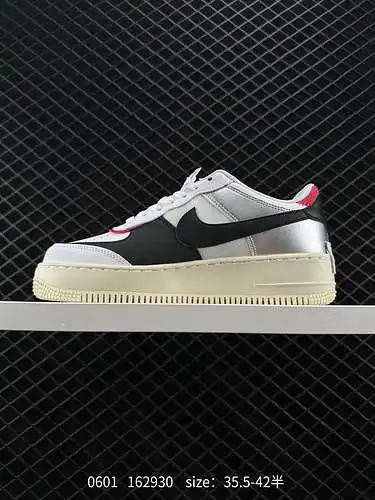 Las zapatillas ligeras y versátiles de tiro alto y caña baja de Nike Air Force Shadow "Spliced 