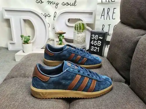 Zapatillas deportivas retro Adidas Bermuda END de un solo producto a nivel de empresa 321D. El cuerp