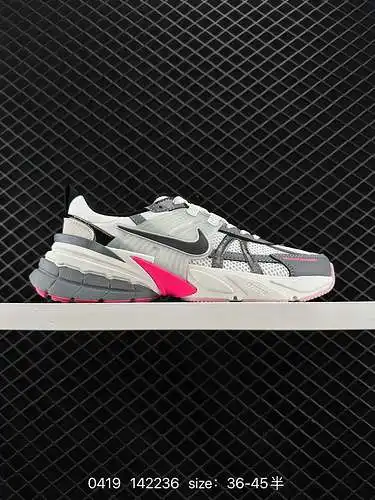 8 Las zapatillas para correr Nike NIKE V2K RUN son tendencia retro. Zapatillas de malla transpirable